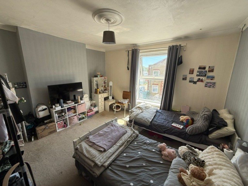 Lot: 111 - FREEHOLD TOWN CENTRE PUBLIC HOUSE WITH TWO-BEDROOM FLAT AND GARDENS - A Room in the Flat
